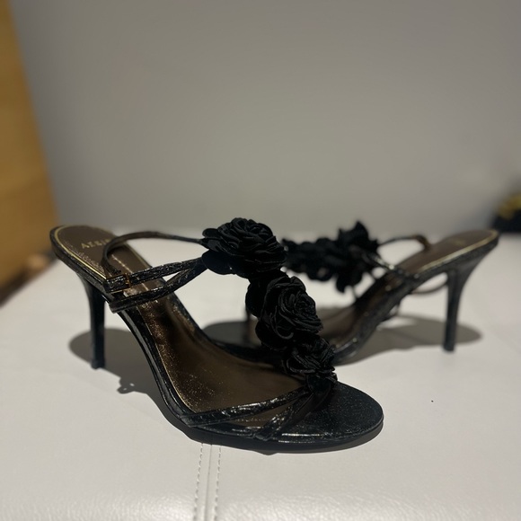 Aerin black Slingback with black roses size 8.5 - Picture 4 of 4